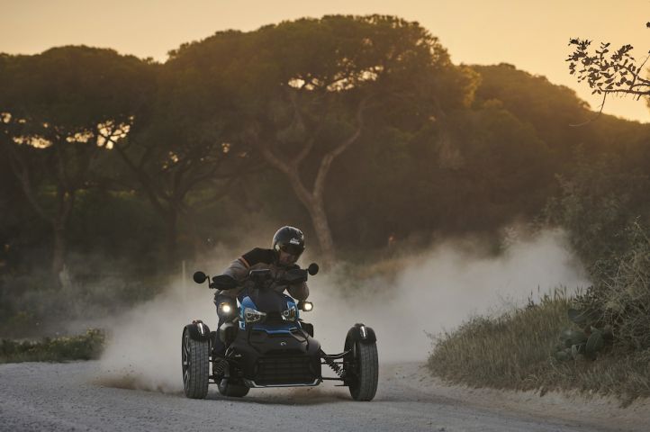 CAN-AM TRANSFORME L'EXPÉRIENCE DE CONDUITE ET LA PERFORMANCE AVEC